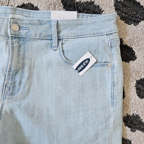 NWT Old Navy 5" Inseam Mid-Rise Denim Shorts Light Wash Striped Size 12 - Picture 4 of 9